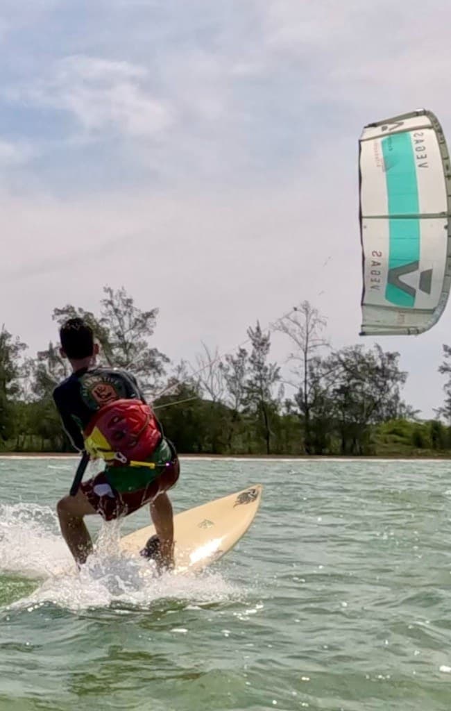 Instrutor ensinando kitesurf na lagoa